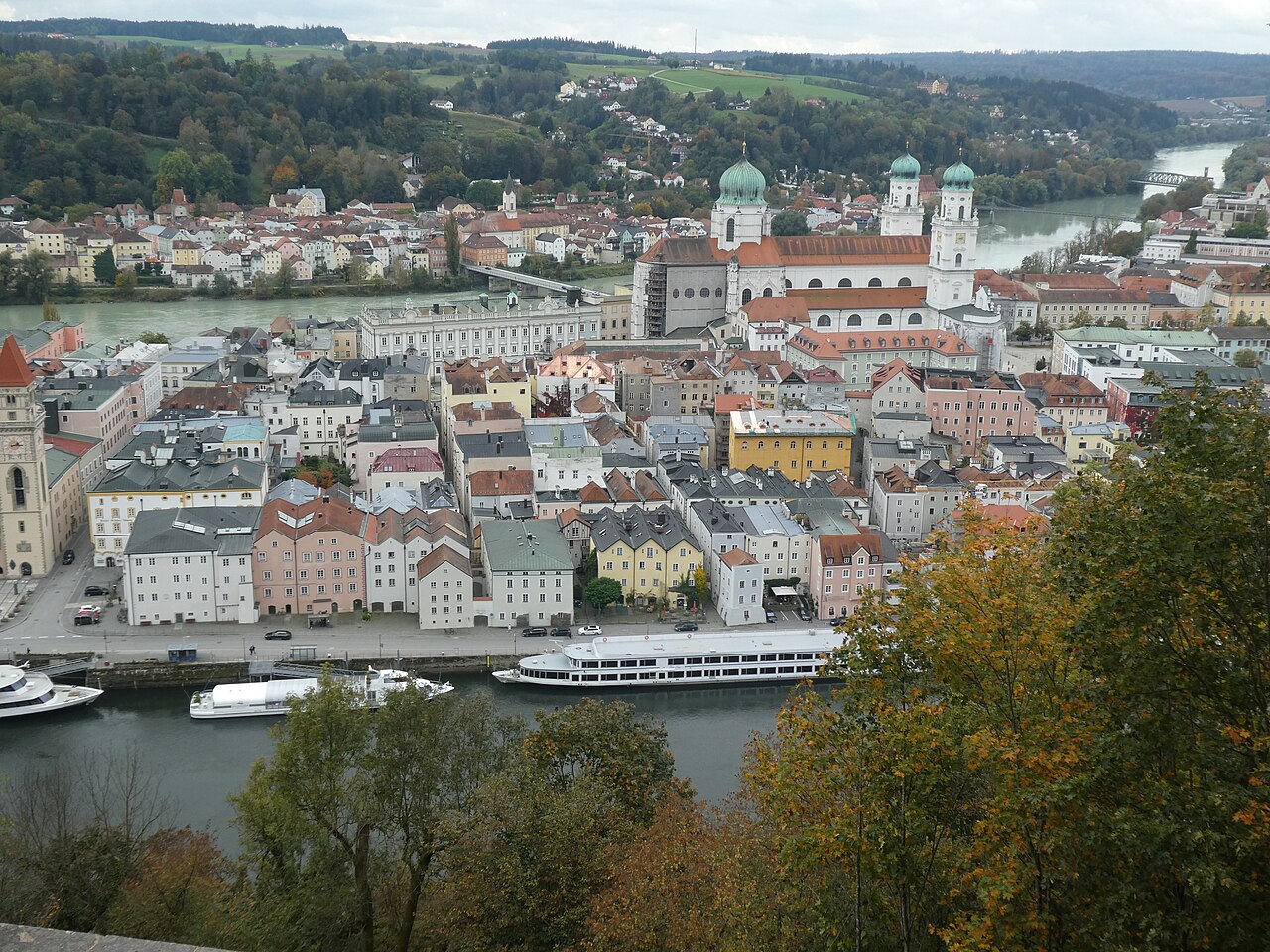 Blick von der Veste Oberhaus auf die Altstadt Passau, mit Dom St. Stephan, an der Mündung von Donau, Inn und Ilz